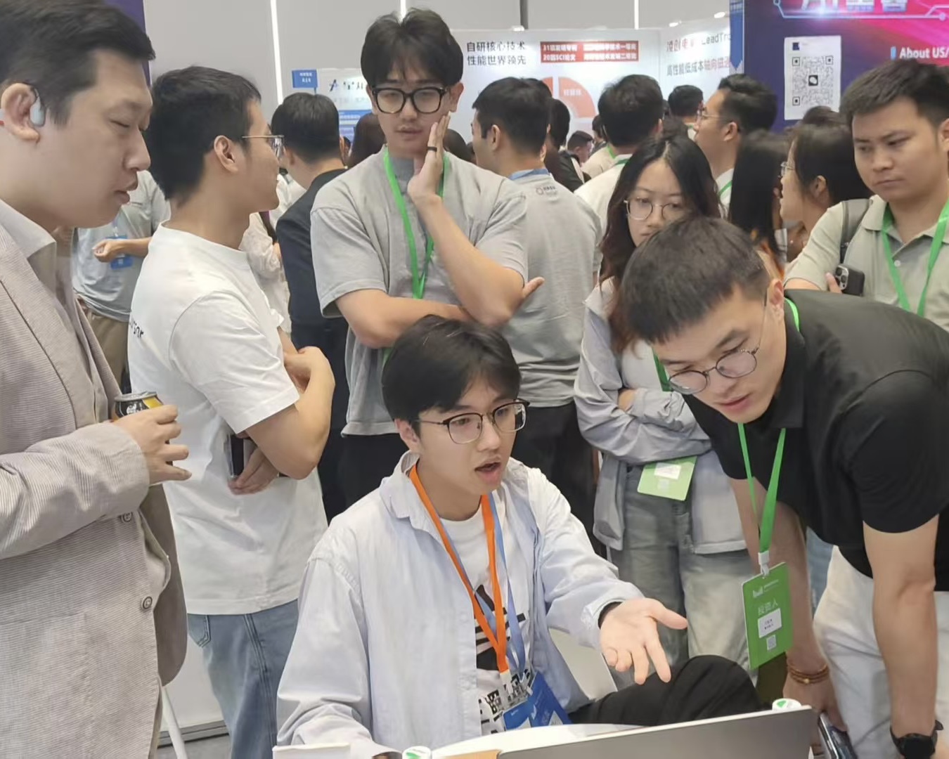Li Yansong demonstrating the product to investors